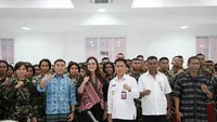 Pendiri Yayasan Timor Belajar, Serena C Francis, dan Pendiri Yayasan Kitong Bisa Billy Mambrasar  yang saat ini menjabat sebagai Staf Khusus Presiden RI memberikan motivasi kepada ratusan mahasiswa Politeknik Universitas Pertahanan di Atambua, Kabupaten Belu, Nusa Tenggara Timur. (Ist)
