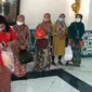 Yemmy Triana, ibu penari yang terkunci di dalam Keraton Solo menangis di Kori Kamandungan Keraton Solo, Sabtu (13/2/2021). (Solopos-Ichsan Kholif Rahman)