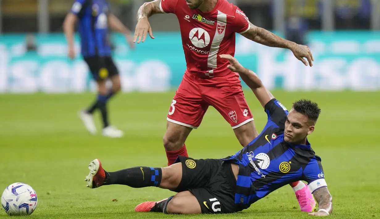 Pemain Inter Milan, Lautaro Martinez, berusaha merebut bola dari pemain Monza, Pedro Pereira, pada laga perdana Serie A musim 2023/2024 di Stadion Giuseppe Meazza, Minggu (20/8/2023). Inter Milan menang dengan skor 2-0. (AP Photo/Luca Bruno)
