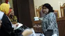Advokat, Elza Syarief (kanan) berbincang dengan tim JPU saat jeda sidang lanjutan dugaan korupsi proyek e-KTP dengan terdakwa Setya Novanto di Pengadilan Tipikor, Jakarta, Senin (26/2). Tujuh saksi dihadirkan oleh JPU. (Liputan6.com/Helmi Fithriansyah)