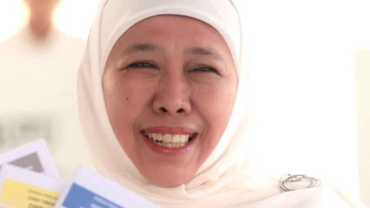 Didampingi Ketiga Putranya, Khofifah Gunakan Hak Pilih di TPS 31 Wonocolo