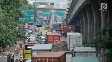 Penumpukan kendaraan di Jalan Yos Sudarso arah Cawang di pintu Tol Kebon Bawang, Tanjung Priok, Jakarta, Kamis (12/7). Kemacetan panjang kendaraan yang didominasi truk kontainer jadi pemandangan rutin di Tanjung Priok. (Merdeka.com/Iqbal S. Nugroho)