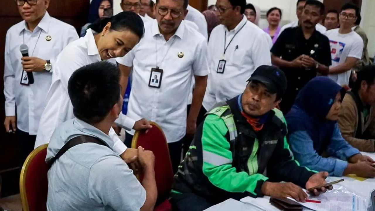 Menteri Badan Usaha Milik Negara (BUMN) Rini Soemarno memantau proses verifikasi pendaftaran program Mudik Bareng BUMN 2019 di Gedung Nyi Ageng Serang, Kuningan, Jakarta. Dok Kementerian BUMN