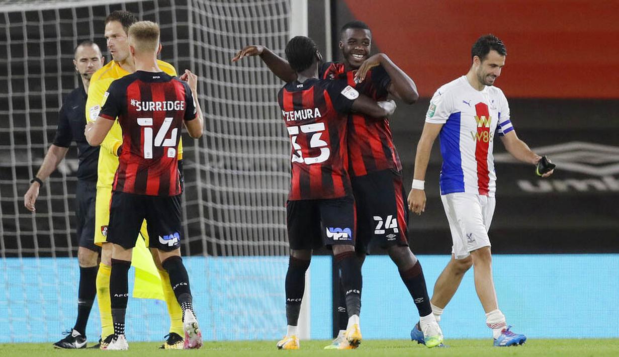 Para pemain Bournemouth merayakan kemenangan atas Crystal Palace pada laga Piala Liga Inggris di Stadion Dean Court, Rabu (16/9/2020). Bournemouth menang lewat adu penalti dengan skor 11-10. (AP Photo/Kirsty Wigglesworth, Pool)