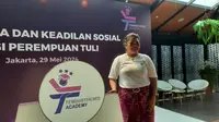 Nissi Taruli Felicia Co-Founder FeminisThemis dan penyandang tuna rungu serta aktivis pemberdaya perempuan tuli. (dok Liputan6.com/Rusmia Nely)