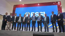 Para pengurus Komite Pemilihan dan Komite Banding Pemilihan PSSI menunjukkan dokuman yang berisi Daftar Calon Tetap pengurus PSSI 2023-2027 di GBK Arena, Senin (6/2/2023) petang WIB. (Bola.com/Hery Kurniawan)