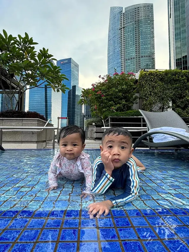 Momen Menggemaskan Rayyanza dan Lily Saat Berenang Bersama, Kedekatannya Curi Perhatian