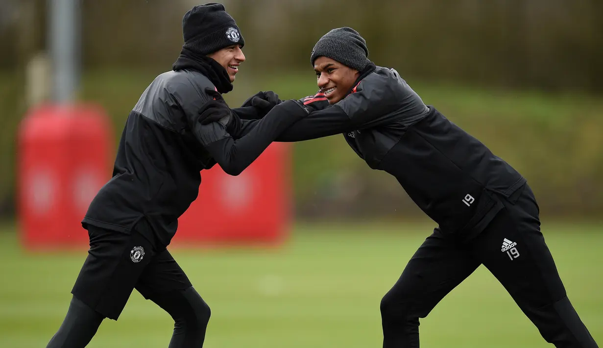 Pemain Manchester United, Marcus Rashford dan Jesse Lingard saat latihan jelang laga Liga Champions di Manchester, Senin (12/3/2018). Manchester United akan berhadapan dengan Sevilla. (AFP/Oli Scarff)