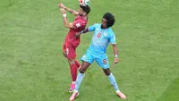 Pemain Portugal Bruno Fernandes (8), kiri, dan pemain RD Kongo Samuel Moutoussamy (8) berebut bola saat laga Grup K Piala Dunia 2026 antara Portugal vs RD Kongo di Houston, Rabu, 17 Juni 2026. (AP Photo/Eric Smith)