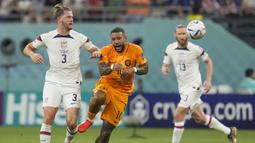 Timnas Belanda dan Amerika Serikat sama-sama bermain terbuka di awal laga dan kerap melakukan serangan cepat yang sempat membuat kesulitan masing-masing lini pertahanan. (AP/Ashley Landis)