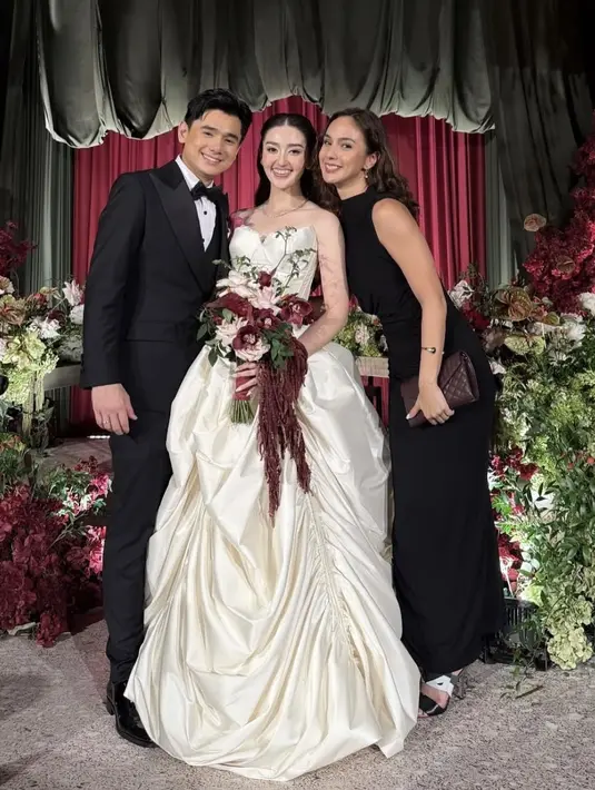 Nasya Marcella hadir mengenakan long dress hitam sleeveless. Sambil membawa clutch warna coklat. [@nasyamarcella]