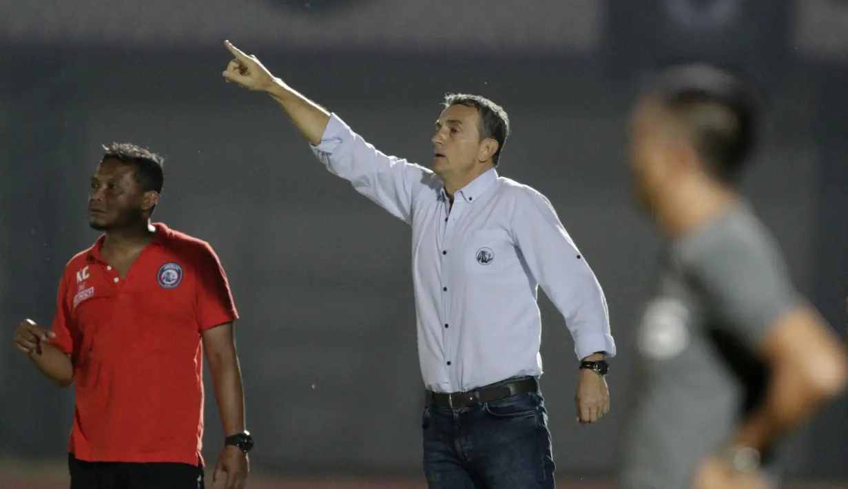 Pelatih Arema FC, Milomir Sesilja, saat melawan Persita Tangerang pada laga Piala Indonesia 2019 di Stadion Sport Center Kelapa Dua, Tangerang, Minggu (3/2). Arema FC menang 3-0 atas Persita. (Bola.com/M Iqbal Ichsan)