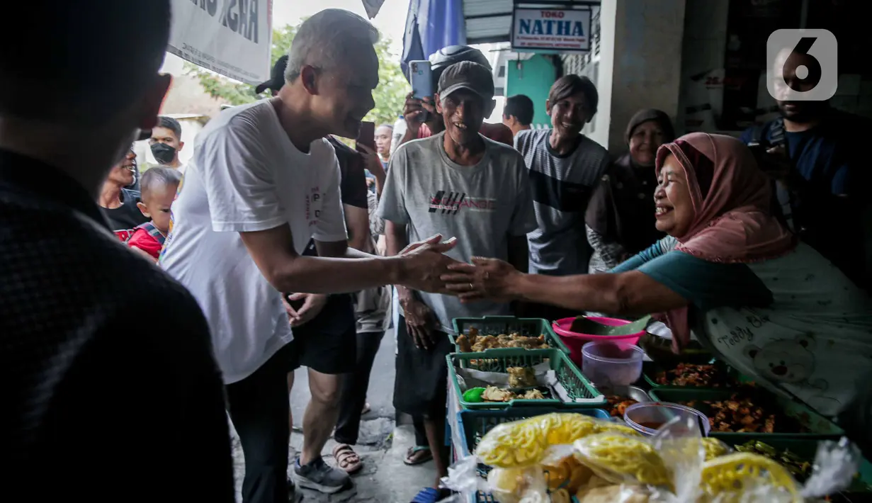 Warga tampak saling berebut foto dan salaman dengan eks Gubernur Jawa Tengah tersebut. (Liputan6.com/Faizal Fanani)