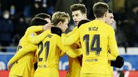 Barcelona susah payah mengalahkan tim papan bawah Liga Spanyol, Deportivo Alaves pada laga pekan ke-22 Liga Spanyol 2021/2022, Senin (24/1/2022). (AP/Alvaro Barrientos)