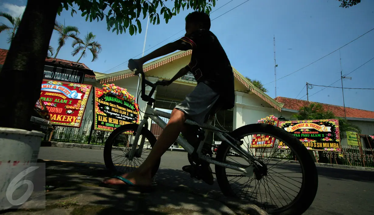 Beberapa karangan bunga penobatan Paku Alam X terpampang di gapura pintu Puro Pakualaman di Yogyakarta, Rabu (6/1). Beliau akan resmi dinobatkan sebagai penguasa Kadipaten Pakualaman di usianya yang ke 53 tahun. (Boy Harjanto)