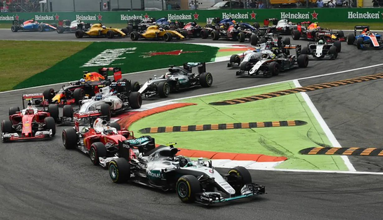 Suasana balapan F1 GP Italia selepas start di Sirkuit Monza, Italia, Minggu (4/9/2016). (Bola.com/Twitter/F1)