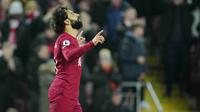 Pemain Liverpool, Mohamed Salah, melakukan selebrasi setelah mencetak gol ke gawang Everton pada laga Liga Inggris di Stadion Anfield, Selasa (14/2/2023). (AP Photo/Jon Super)
