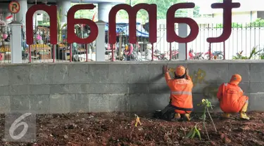 Taman Interaktif FO Klender yang berada di kolong Flyover Klender, Pulogadung, Jakarta Timur mulai diperbaiki Dinas Pertamanan dan Pemakaman DKI Jakarta bersama pihak Kecamatan Pulogadung dan Kelurahan Jatinegara, Rabu (10/2). (Liputan6.com/Yoppy Renato)