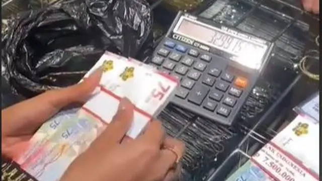 Pakai Daster dan Sandal Jepit, Wanita Beli Emas Rp30 Juta dengan Uang Tunai