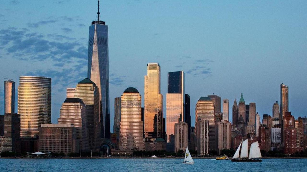 Dalam foto 7 Juni 2018 ini, One World Trade Center termasuk 3 World Trade Centre dansebuah gedung perkantoran berlantai 80 di New York, Amerika Serikat. (Foto AP / Mark Lennihan)