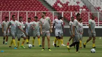 Para pemain Bhayangkara FC bersiap mengikuti latihan di Stadion Utama Gelora Bung Karno, Jakarta, Jumat (26/1/2018). Latihan ini persiapan jelang laga J.League Asia Challenge melawan FC Tokyo. (Bola.com/Asprilla Dwi Adha)