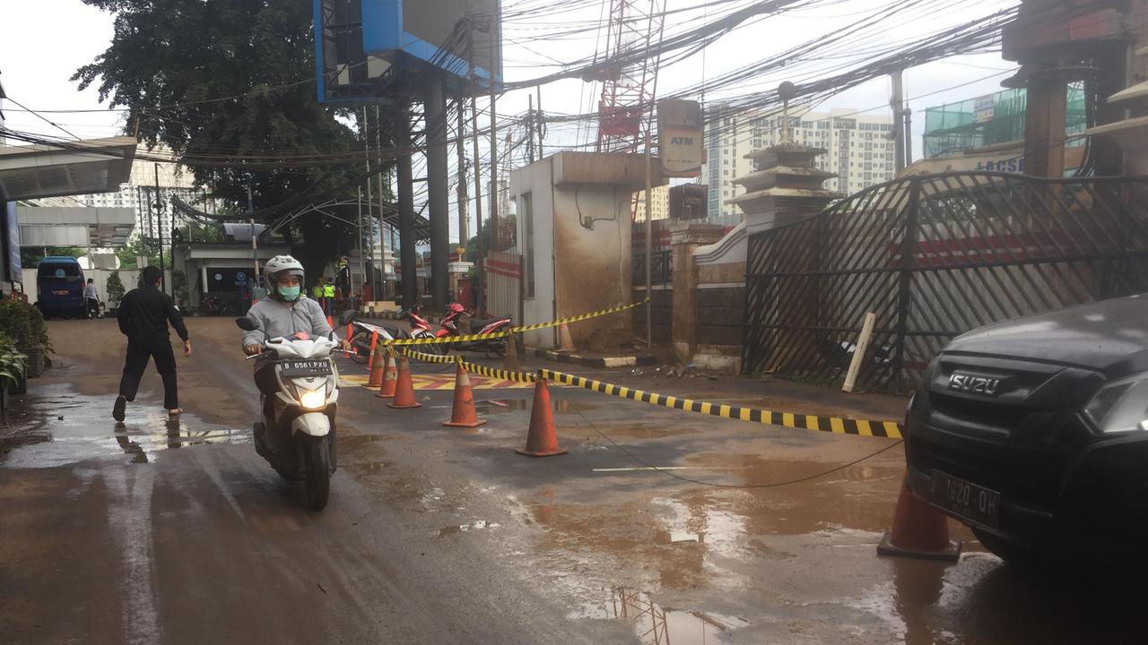Pipa gas bocor di lokasi bangunan proyek LRT depan Gedung BNN Cawang