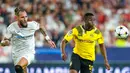 Pemain Borussia Dortmund Youssoufa Moukoko (kanan) berebut bola dengan pemain Sevilla Nemanja Gudelj pada pertandingan Grup G Liga Champions di Stadion Ramon Sanchez Pizjuan, Seville, Spanyol, 5 Oktober 2022. Borussia Dortmund menang 4-1. (AP Photo/Jose Breton)