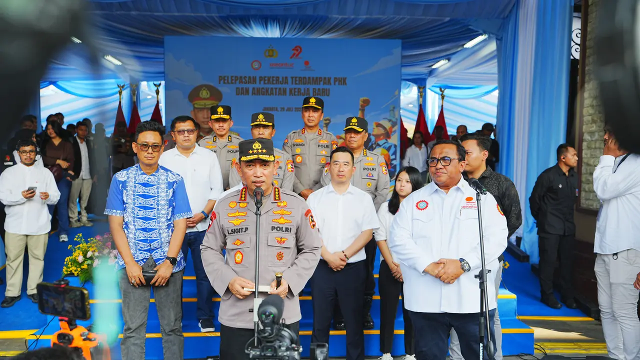 Kapolri Jenderal Listyo Sigit Prabowo resmi melepas 1.575 buruh yang terdampak Pemutusan Hubungan Kerja (PHK).