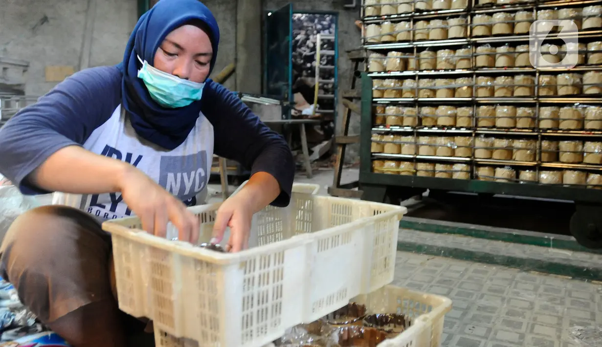 Pekerja menyusun kue Keranjang khas Imlek di Pabrik Kue Hoki di kawasan Sawangan, Depok, jawa Barat, Rabu (11/01/2023). Jelang perayaan tahun baru Imlek 2023 yang jatuh pada 22 Januari mendatang, permintaan kue keranjang meningkat sekitar 20 persen dibandingkan tahun lalu. (merdeka.com/Arie Basuki)