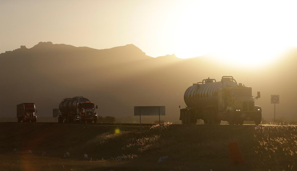 Truk melintas di lokasi proyek pabrik Ford di  Villa de Reyes, Meksiko, (4/1). Chief Executive Officer Ford Mark Fields mengatakan, pembatalan dilakukan karena mereka percaya dengan kebijakan pro-pertumbuhan milik Trump. (AP Photo/Rebecca Blackwell)