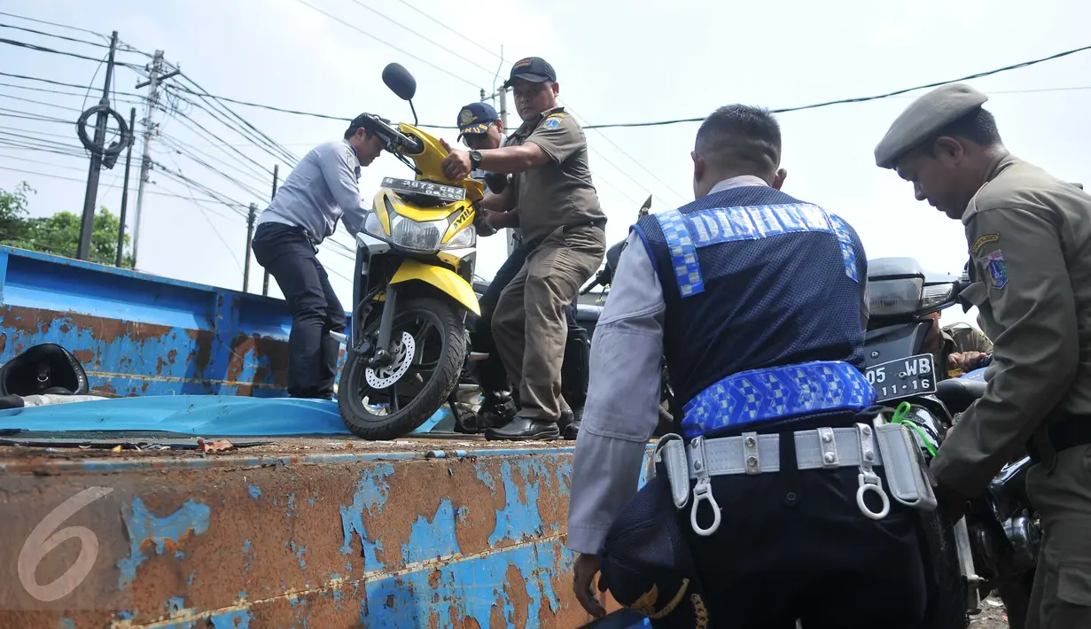 Petugas Dishub DKI melakukan penertiban parkir liar di kawasan Kebayoran Lama, Jakarta, Kamis (12/5). Razia dilakukan untuk menertibkan kawasan itu dan membuat jera pengendara yang memarkir kendaraan bukan pada tempatnya. (Liputan6.com/Gempur M Surya)