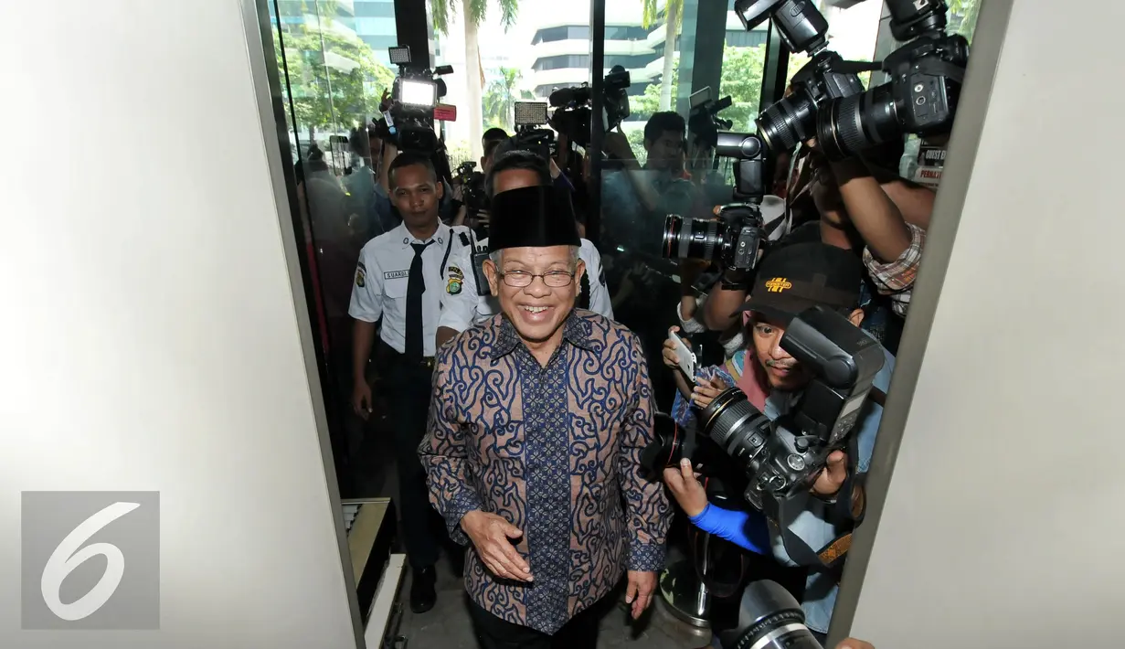 Ketua Badan Anggota Kehormatan DPD, AM Fatwa masuk ke dalam gedung KPK, Jakarta, Sabtu (17/9). Kedatangannya untuk memastikan pejabat/Anggota Dewan Kehormatan DPD yang tertangkap tangan oleh KPK subuh tadi. (Liputan6.com/Johan Tallo) 