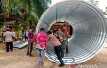 Relawan Madura Bangun Jembatan Teratan di Aceh Timur Pasca-Banjir Bandang