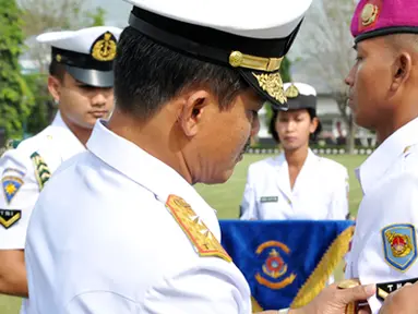 Citizen6, Surabaya: Dankobangdikal Laksda TNI Sadiman meluluskan tiga Komando Pendidikan dilingkungan Kobangdikal secara bersama-sama sebanyak 339 siswa pada, Selasa (5/7). (Pengirim: Penkobangdikal)