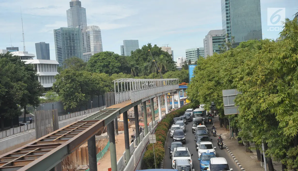 Kepadatan kendaraan terjadi di sekitar pembangunan jembatan penyeberangan orang (JPO) di Halte Kuningan Timur, Jakarta, Selasa (9/1). Pembangunan JPO ini untuk mempermudah akses penumpang Tranjakarta. (Liputan6.com/Immanuel Antonius)