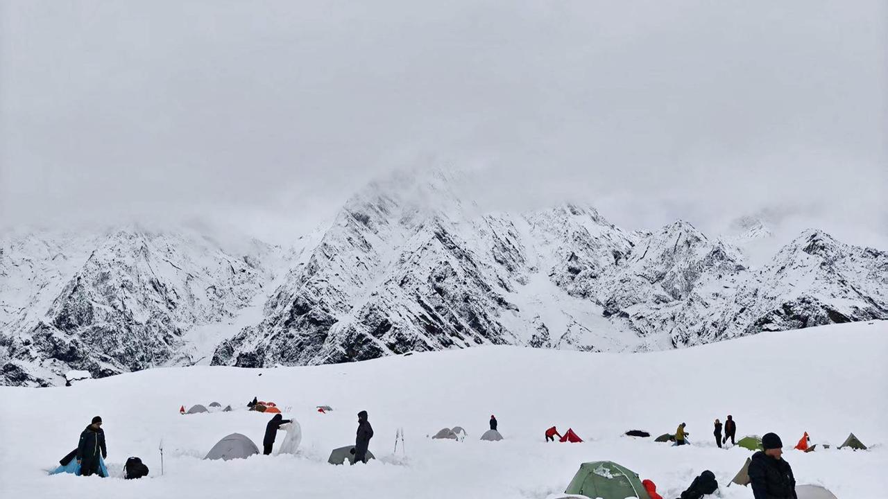 FOTO: Terjebak Badai Salju di Tibet, Pendaki Tewas dan Ratusan Diselamatkan dari Lembah Karma