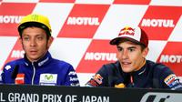 Pebalap Honda, Marc Marquez (kanan), menilai Valentino Rossi terlalu memaksakan diri saat membalap di MotoGP Jepang, Minggu (16/10/2016). (EPA/Kimimasa Mayama)