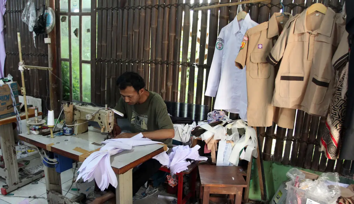 Pekerja menyelesaikan produksi seragam sekolah di rumah ronveksi Fia Busana Sawangan Depok, Jawa Barat, Rabu (08/07/2026). (KLY/ Arie Basuki)