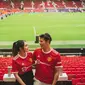 Via Vallen dan Chevra Yolandi romantis di markas Manchester United. (Sumber: Instagram/chevra_yo88)