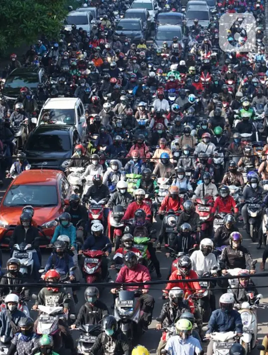 Suasana Jalan Lenteng Agung Raya, Tanjung Barat, Jakarta Selatan, yang macet pada Selasa (20/10/2020). Mulai meningkatnya aktivitas warga selama PSBB transisi menyebabkan kemacetan kembali terjadi di sejumlah titik Ibu Kota. (Liputan6.com/Immanuel Antonius)