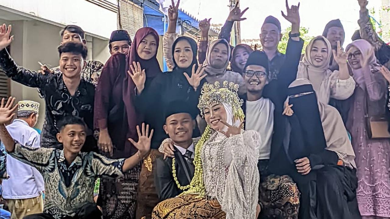 Di Tengah Banjir Selutut, Sandi Tetap Ijab Kabul dengan Salma