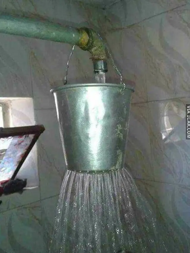 6 Shower Low Budget ala Anak Kos Ini Bikin Tepuk Jidat