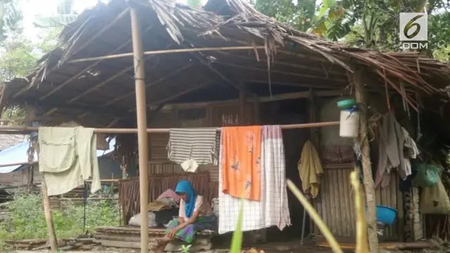 Seorang nenek di Maluku tinggal di sebuah gubuk yang mirip kandang hewan selama bertahun-tahun,