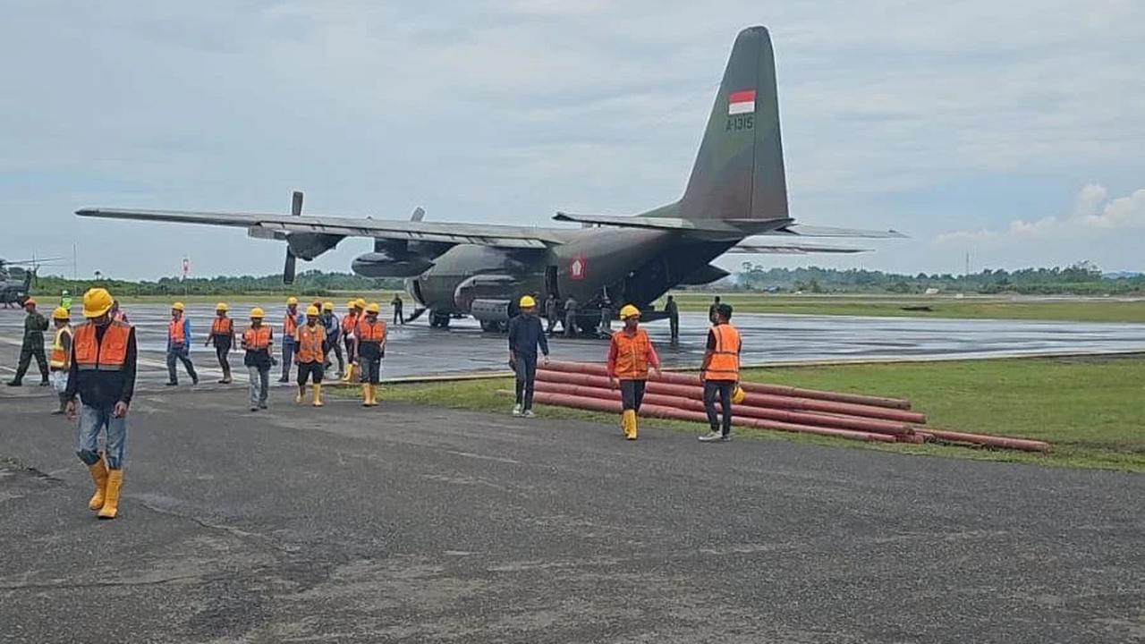 Para petugas PLN bersama personel TNI saat akan memasukkan material perbaikan dan pembangunan jaringan distribusi baru untuk dikirim ke lokasi-lokasi terdampak menggunakan pesawat hercules.