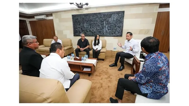 Dibantu Agus Yudhoyono, Ini 6 Potret Nirina Zubir Terima Sertifikat Tanah Ibunda