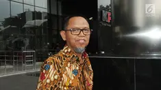 Direktur Pemasaran PT Pupuk Indonesia Achmad Tossin Sutawikara usai periksa oleh penyidik di Gedung KPK, Jakarta, Senin (13/5/2019). Achmad Tossin diperiksa untuk pengembangan peran tersangka Marketing Manager PT. Humpuss Transportasi Kimia (PT. HTK) Asty Winasti. (merdeka.com/Dwi Narwoko)