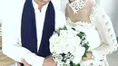 Dari foto dan video yang beredar, pernikahan Kalina Oktarani dengan Muhammad Hendrayan didominasi warna putih. Baik oara tamu dan ruangan bertabur bunga. Beberapa selebriti terlihat hadir termasuk mantan suaminya Deddy Corbuzier. (Instagram/alvinadam1)