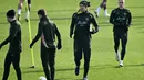 Pemain depan Manchester City, Erling Haaland (ketiga kiri) bersama Phil Foden (kanan) saat sesi latihan di tempat latihan Manchester City, barat laut Inggris, Selasa 18 Februari 2025. (Paul ELLIS/AFP)