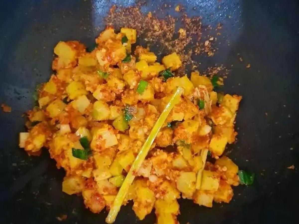 <b>8. Sambal Goreng Kentang Ebi</b>