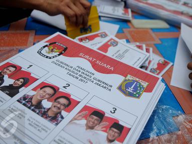 Sejumlah petugas menyelesaikan pekerjaan melipat surat suara Pilkada DKI Jakarta 2017 di Gudang Logistik KPU Jakarta Pusat, Senin (24/1). Saat ini ada 154 dus berisi surat suara tersimpan di gudang logistik KPU Jakarta Pusat. (Liputan6.com/Gempur M Surya)